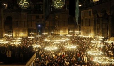 بەوێنە؛ یادکردنی شەوی قەدر لە مزگەوتی ئایاسۆفیا (ئیستانبوڵ)