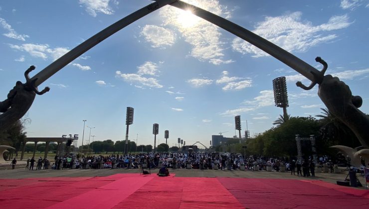 سەدان هەزار کەس لە لایەنگرانی سەدر خۆپیشاندان دەکەن