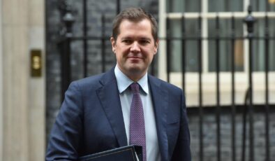 وەزیری کۆچبەرانی بەریتانیا دەستی لەکارکێشایەوە