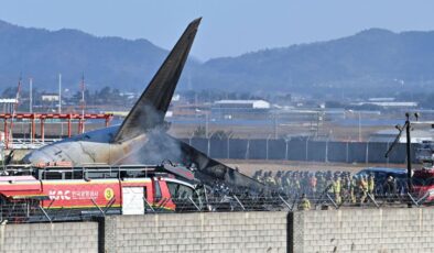 لە کاتی نیشتنەوەی دا فرۆکەیەک تێکدەشکێت و زیاتر لە 100 کەس گیانیان لەدەستدەدات