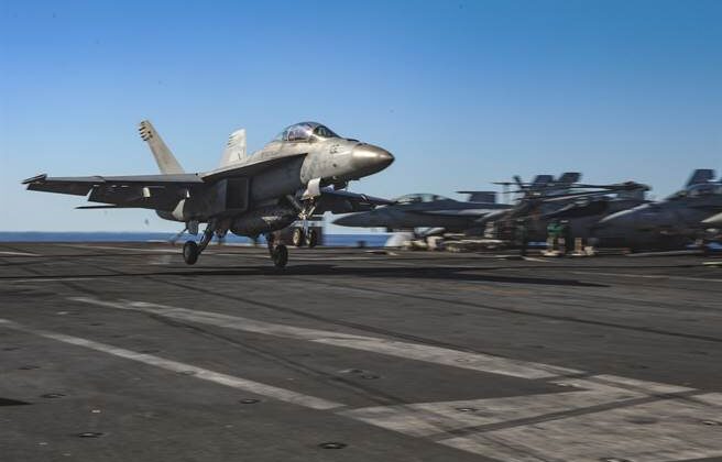 ئەمریکا بە سێ هێرشی ئاسمانی کۆگاکانی چەکی حووسییەکان بۆمباران کردووە