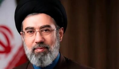 موجتەبا خامنەیی: درۆنەکانی سوپا وەكو بروسكە بەسەر ئەمریكا و ئیسرائیل دەبارێن