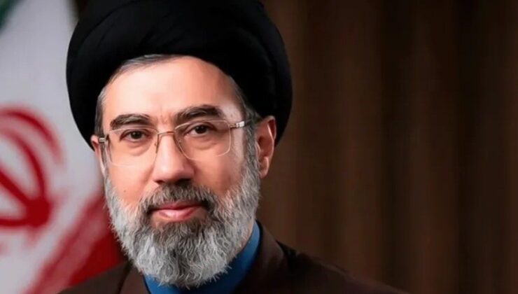 موجتەبا خامنەیی: درۆنەکانی سوپا وەكو بروسكە بەسەر ئەمریكا و ئیسرائیل دەبارێن