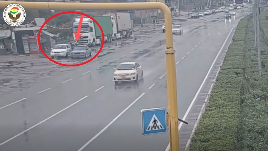 ئاسایشی هەولێر(ئەربیل) کەسێک دەستگیر دەکات کە برێکی زۆر دۆلار و یۆڕۆی ساختەی پێبووە